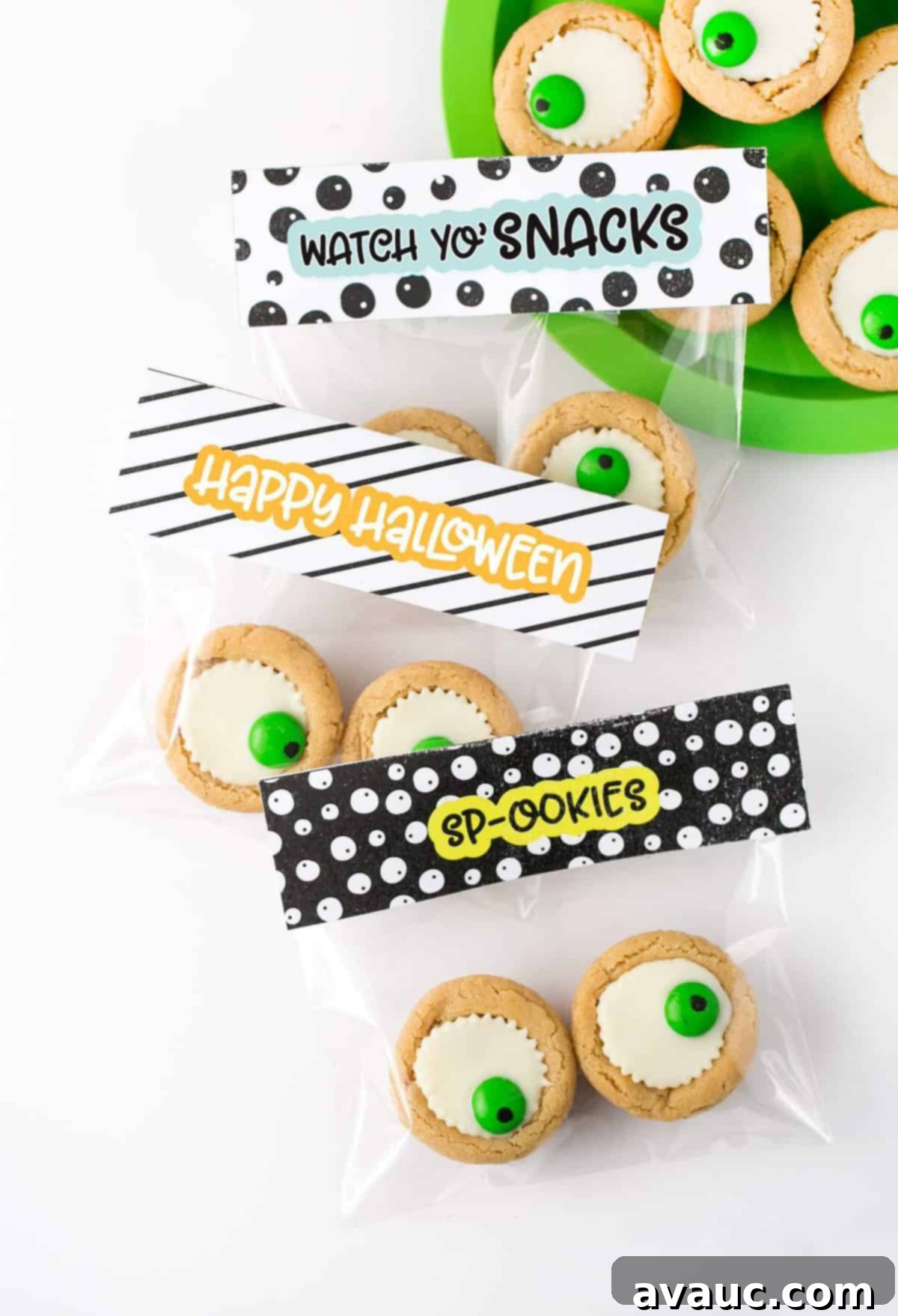 Cute printable Halloween treat bag toppers paired with eyeball cookie cups for an easy Halloween party favor idea! Perfect for classroom gifts, coworker treats, or Halloween party favors. #Printable #Halloween