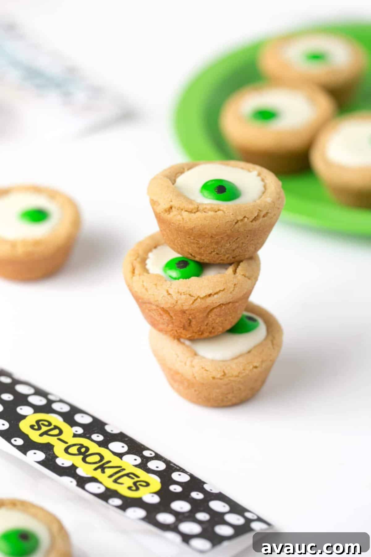 How cute are these? Attach these printable Halloween treat bag toppers with eyeball cookie cups for an easy Halloween party favor idea! Perfect for classroom gifts, coworker treats, or Halloween party favors. #Printable #Halloween