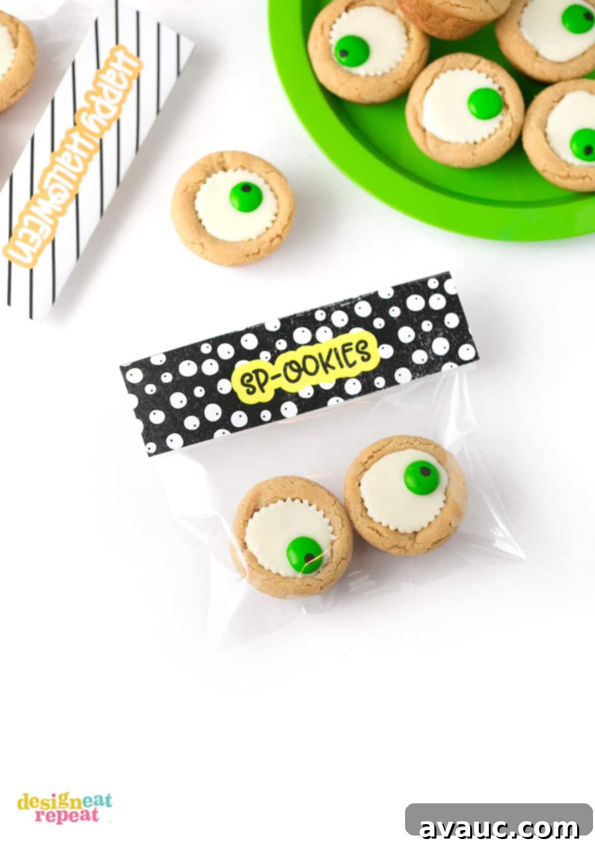 How cute are these? Attach these printable Halloween treat bag toppers with eyeball cookie cups for an easy Halloween party favor idea! Perfect for classroom gifts, coworker treats, or Halloween party favors. #Printable #Halloween