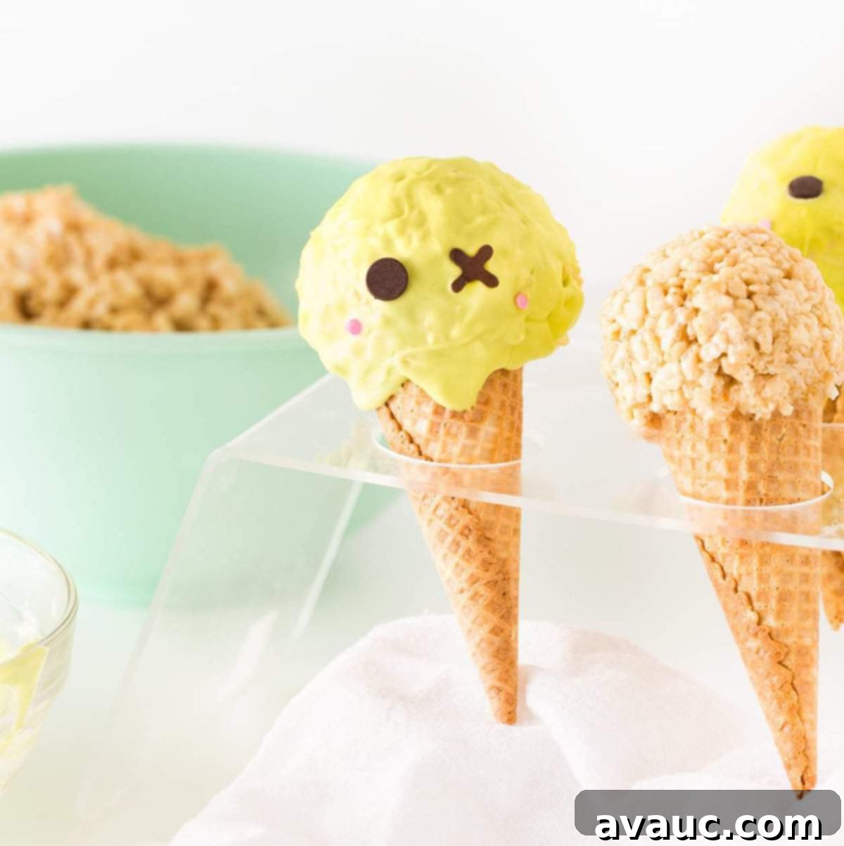 These would be easy for a fun Halloween party or at-home activity! Cute Halloween Rice Krispie Treats from DesignEatRepeat.com | #Halloween #RiceKrispies