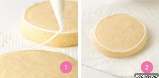 How to outline cut out sugar cookies with Royal Icing for Sugar Cookies