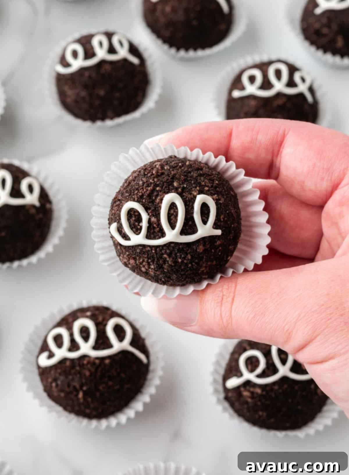 No-Dip Oreo Truffles 15 Decorating Oreo balls with white chocolate swirls to mimic Little Debbie chocolate cupcakes.