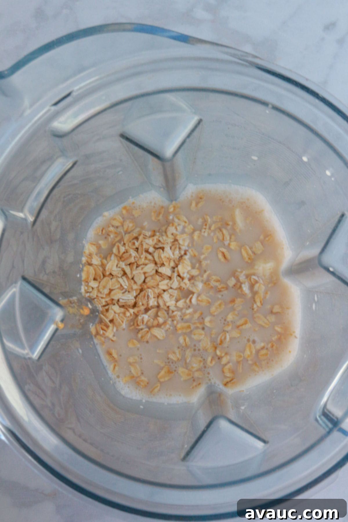 Ingredients for licuado de platano y avena in blender