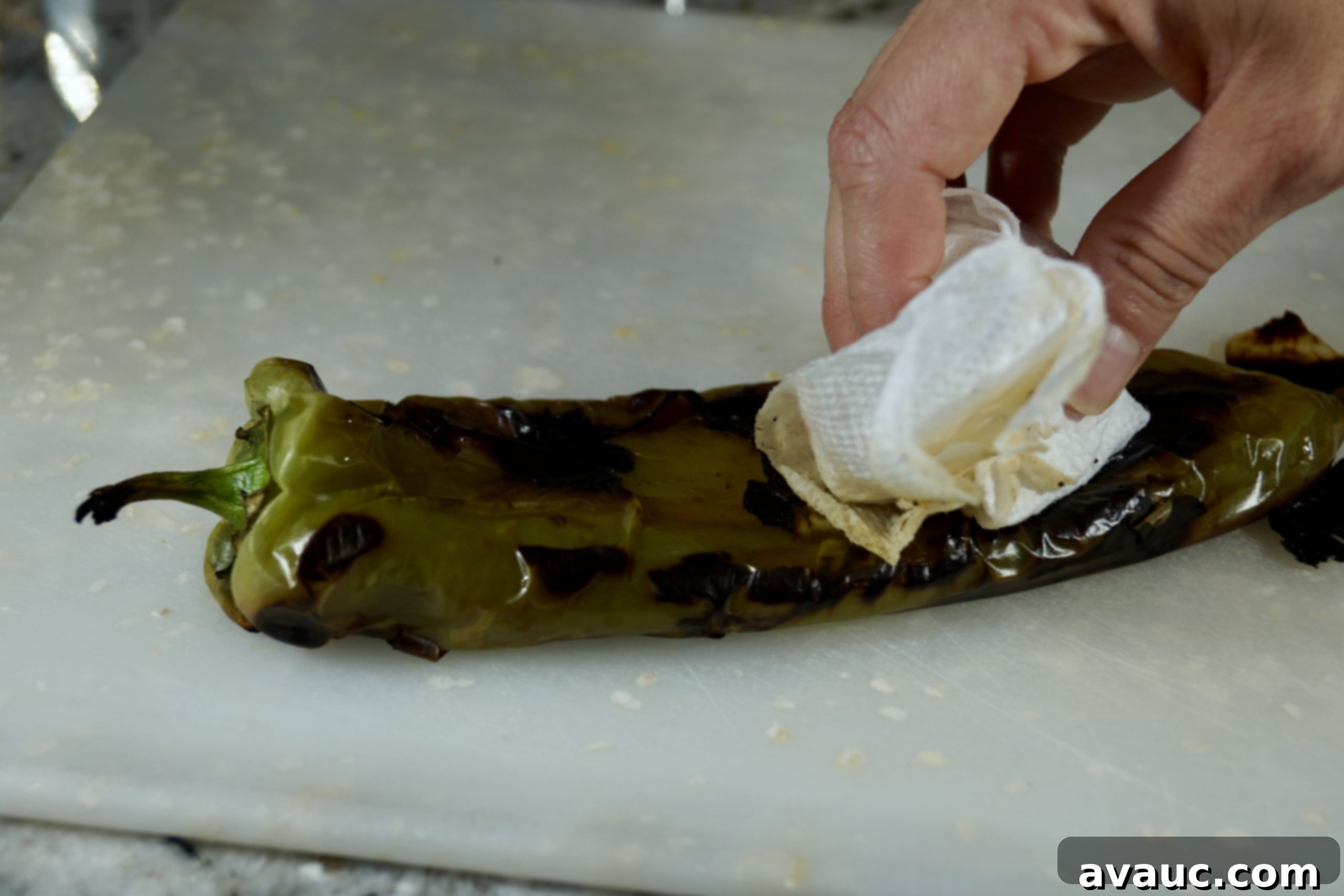 Peeling roasted green chiles #roastegreenchilesathome