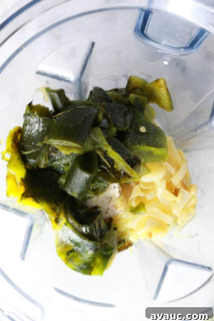 Mexican Green Spaghetti 6 All ingredients for the creamy espagueti verde sauce precisely placed in a blender: roasted peppers, softened cream cheese, sour cream, heavy cream, chicken broth, fresh cilantro, and sautéed aromatics